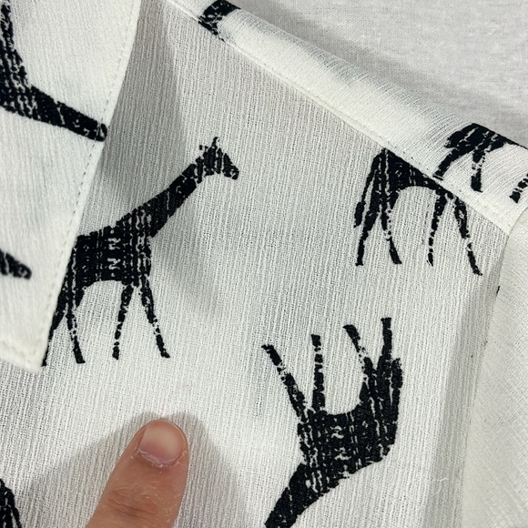 Chicos Giraffe Novelty Print Flare Sleeve Button Up Blouse Top Womens Size S - Picture 12 of 12